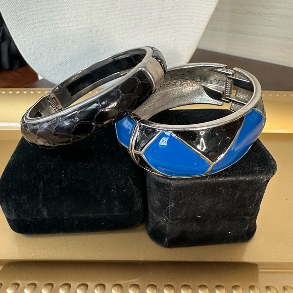 Blue and black silvertone bracelet group - Picture 6 of 7